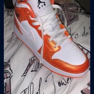 AIR JORDAN 1 MID SE GS 'ELECTRO ORANGE'